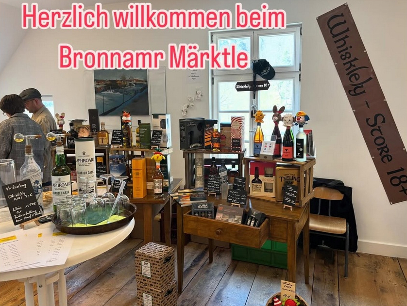 Bild zeigt Ausstellungsraum mit Whskypräsentation zur Veranstaltung Bronnamr Märktle