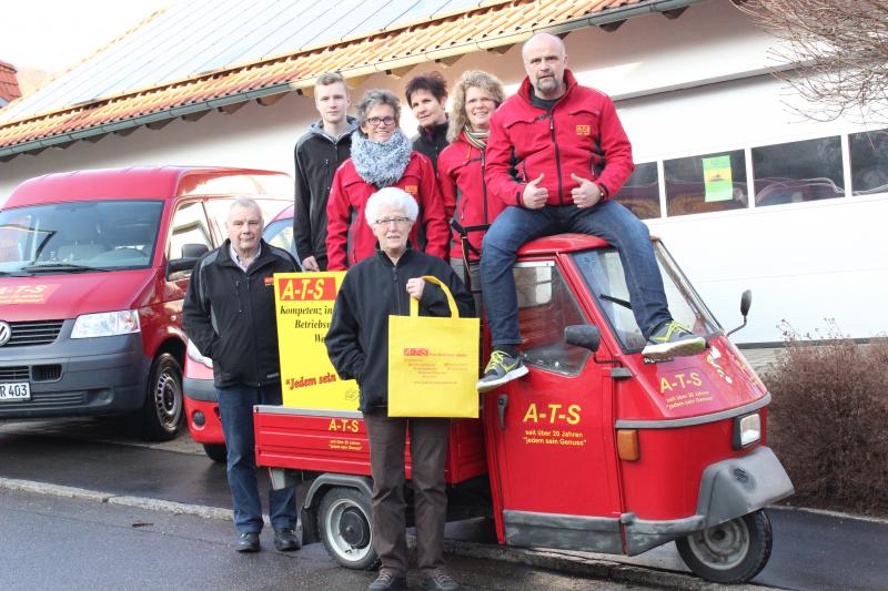 Bericht/Foto zum 25-jährigen Jubiläum - Gruppenfoto aller Mitarbeiter mit APE Lieferfahrzeug