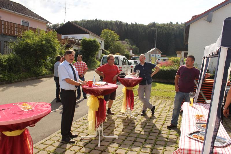 Jubiläumsveranstaltung – Gäste im Freien