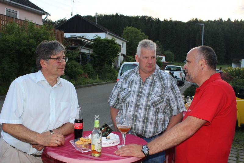 Jubiläum – Impressionen der Veranstaltung. Fachsimpelei am Stehtisch im Freien