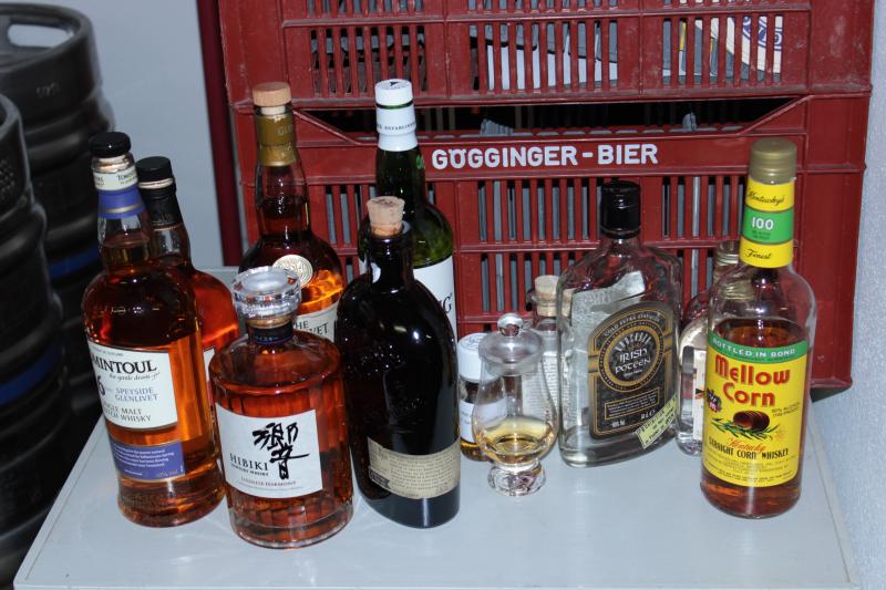 Bild zeigt die Auswahl an verkosteten Whiskies. Nahaufnahme der Flaschenreihe