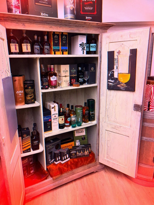 Whisky-Auswahl im Präsentationsschrank