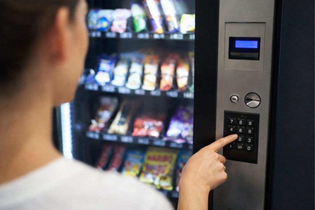 Snackautomat mit Süßwaren und Snacks