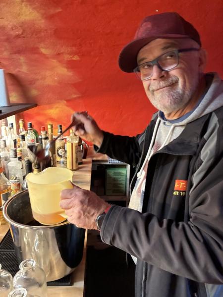 Whisky-Abfüllung – Person füllt Whisky in Flaschen ab