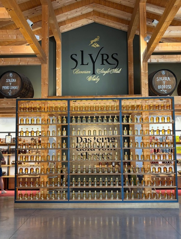 SLYRS Destillerie – Whiskyflaschen im Regal