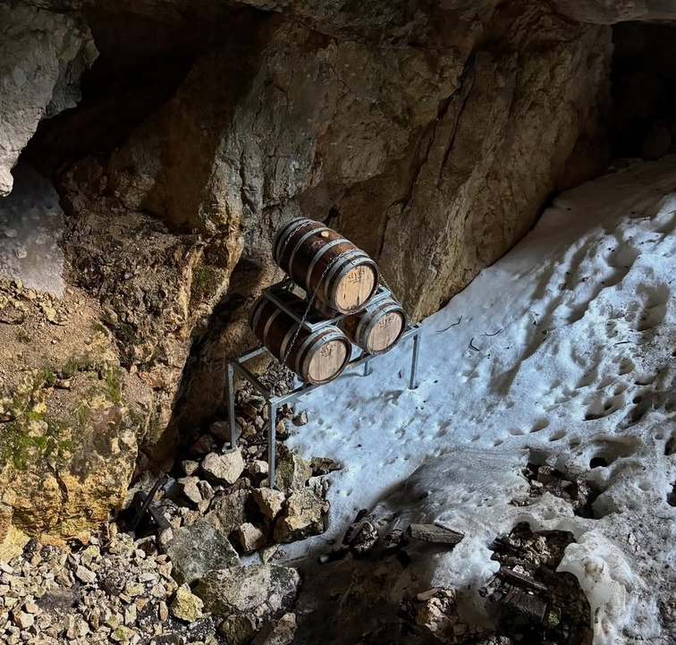 Whiskyfässer im Bergstollen
